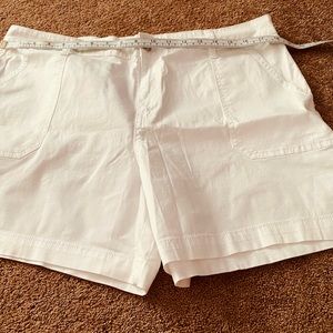 NWOT - Nice Women’s White Pair of Walking Shorts Size 16 with pockets